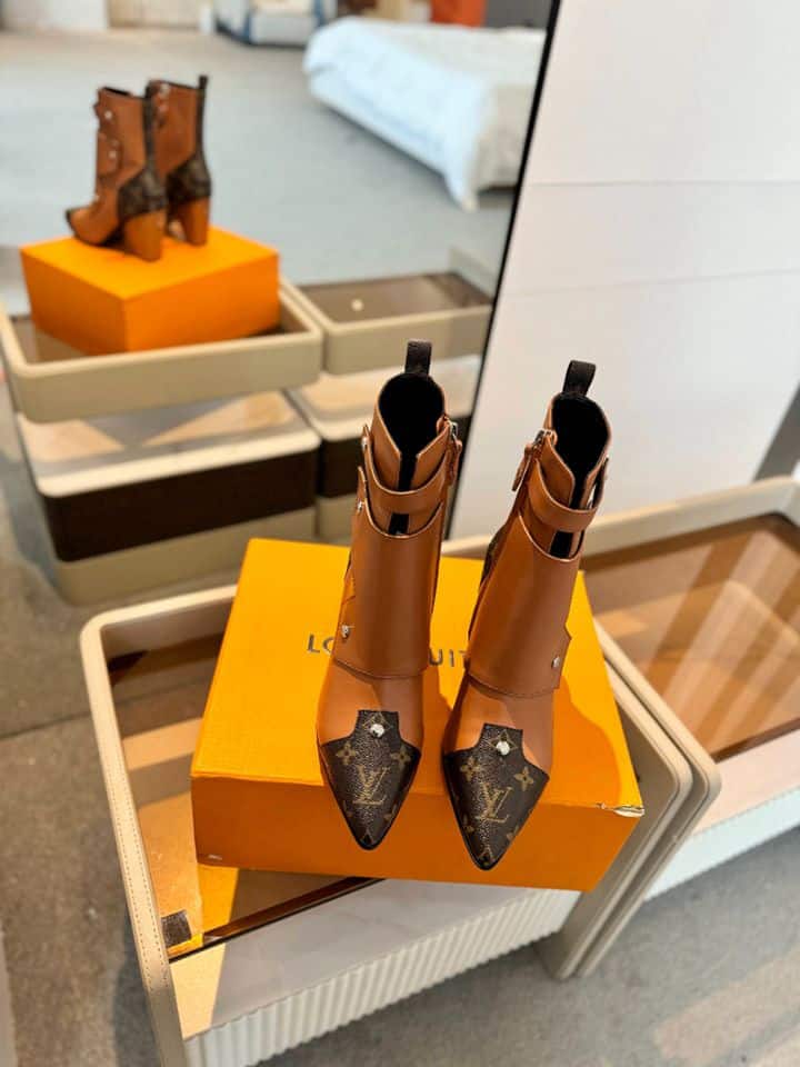 LOUIS VUITTON TRINITY BOOT MONOGRAM AND BROWN - Image 3