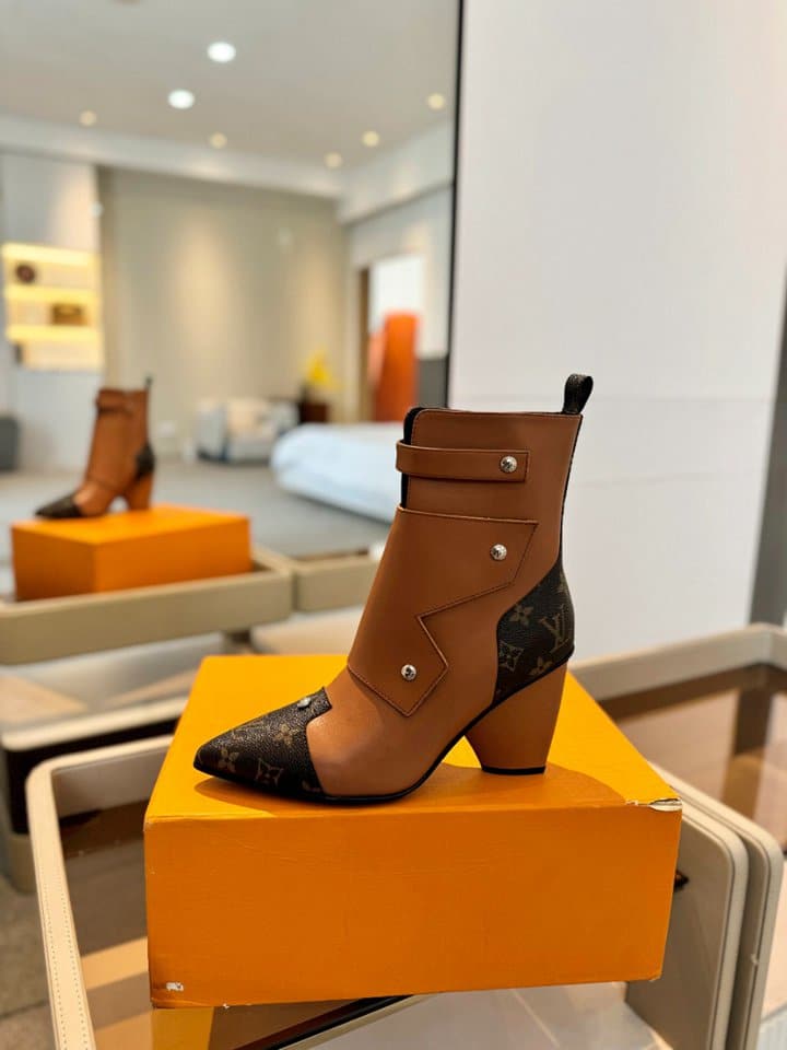LOUIS VUITTON TRINITY BOOT MONOGRAM AND BROWN - Image 2