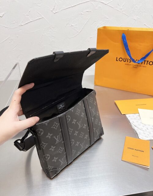Alternative view of Louis Vuitton Trunk Messenger 20Cm M45727