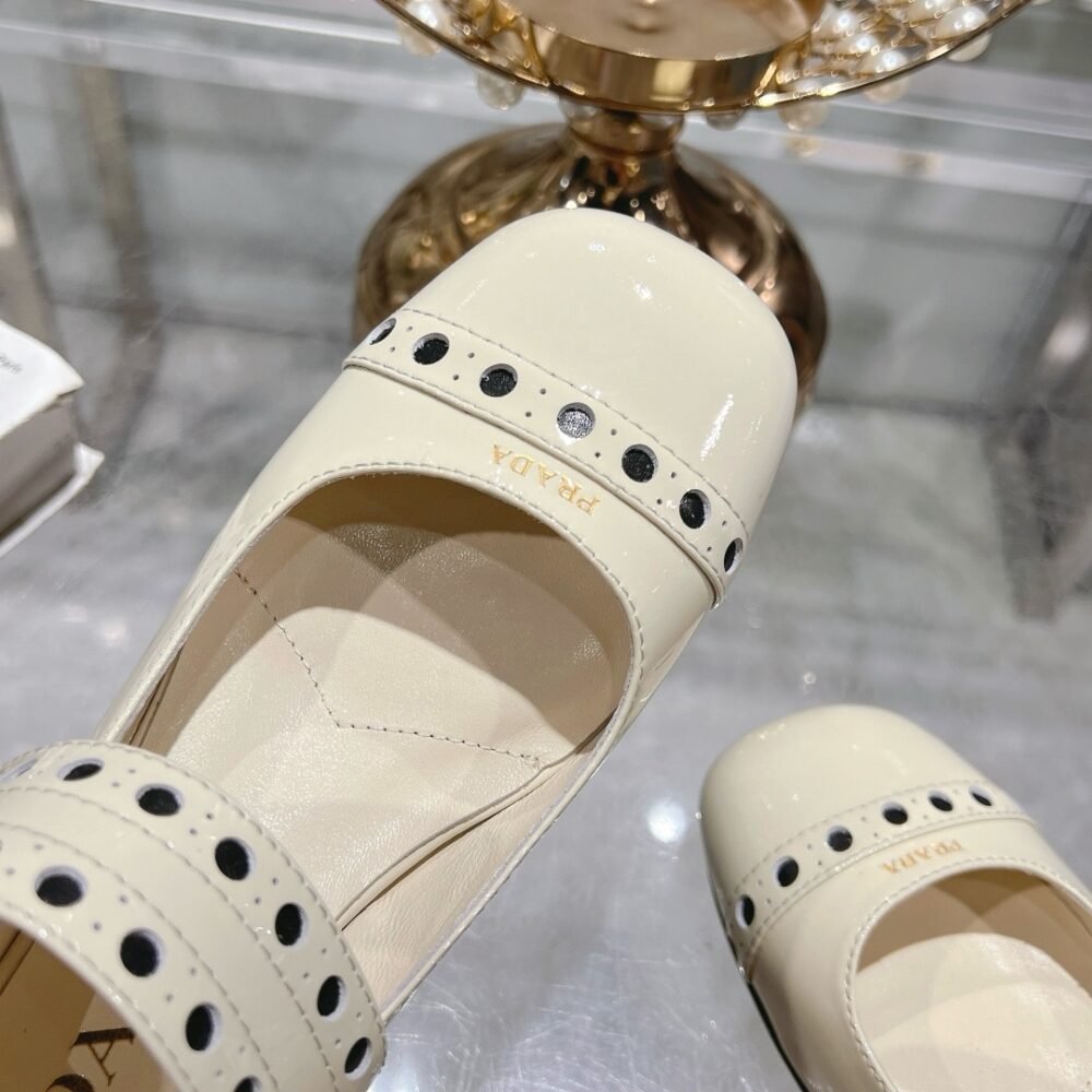 PRADA PATENT LEATHER MARY JANE PUMPS WHITE - Image 7