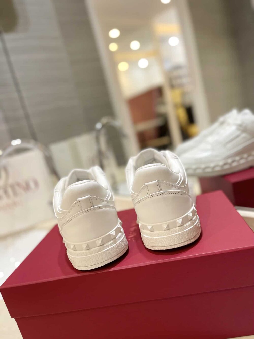VALENTINO GARAVANI FREEDOTS LOW TOP SNEAKER IN LEATHER WHITE 4Y2S0H43RDG 0BO - Image 2