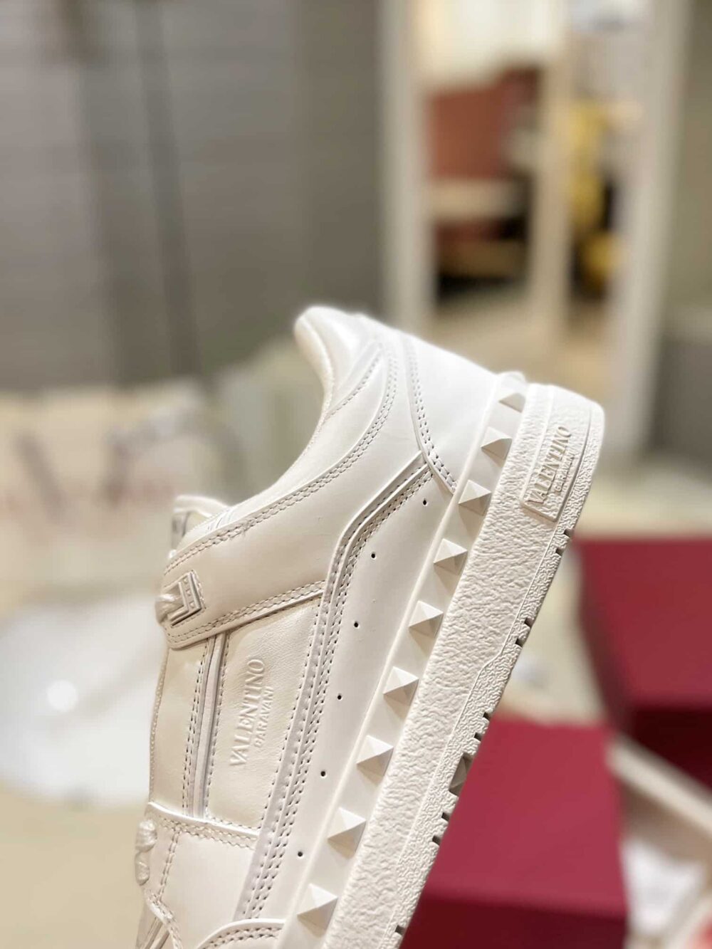 VALENTINO GARAVANI FREEDOTS LOW TOP SNEAKER IN LEATHER WHITE 4Y2S0H43RDG 0BO - Image 4