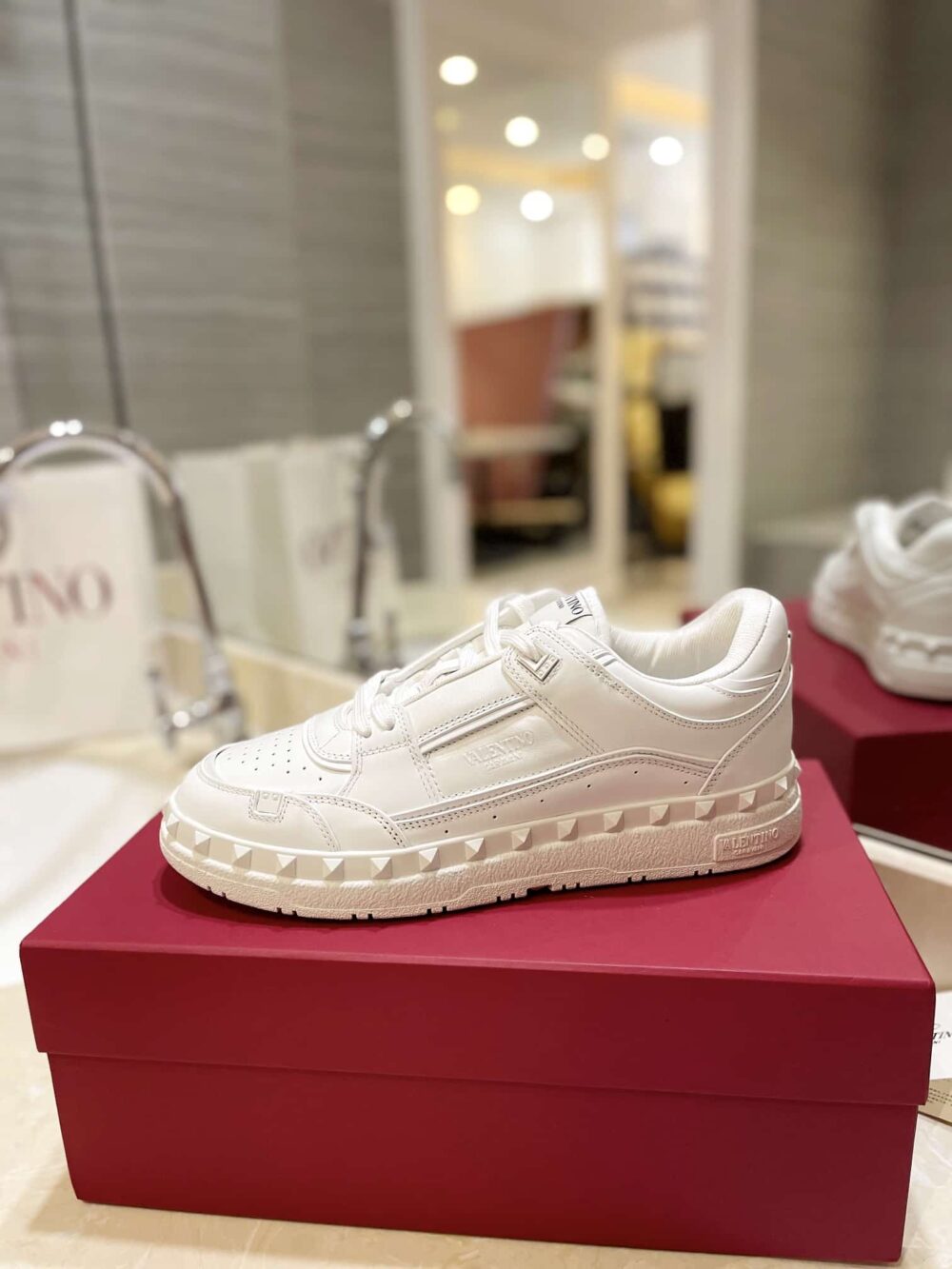 VALENTINO GARAVANI FREEDOTS LOW TOP SNEAKER IN LEATHER WHITE 4Y2S0H43RDG 0BO - Image 7