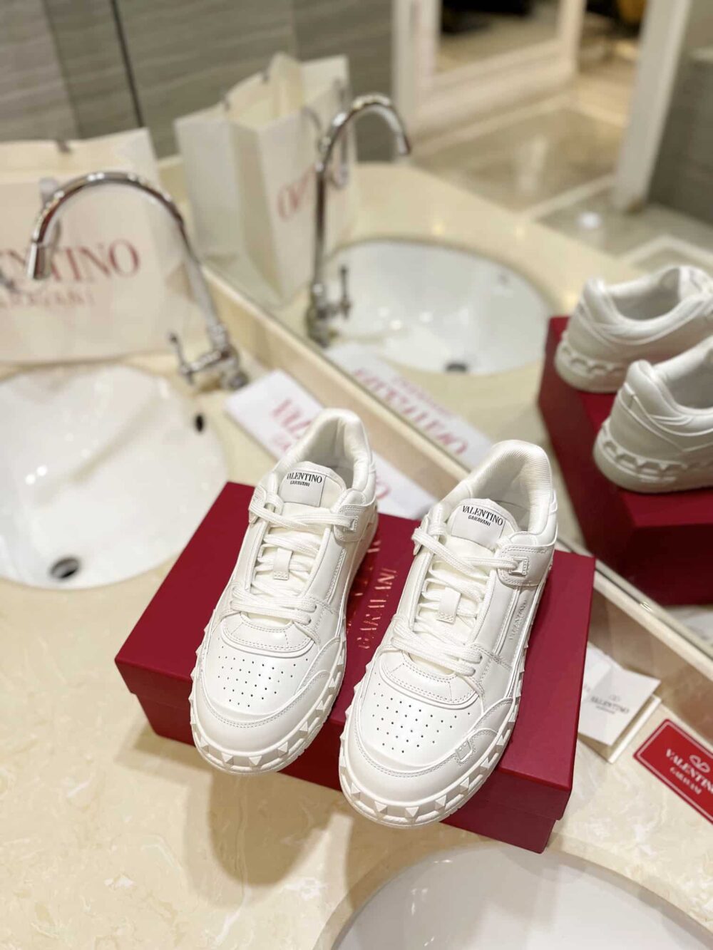 VALENTINO GARAVANI FREEDOTS LOW TOP SNEAKER IN LEATHER WHITE 4Y2S0H43RDG 0BO - Image 8