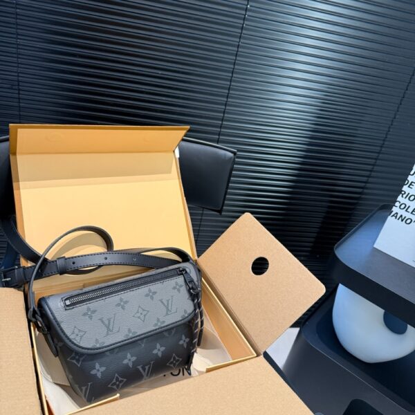LOUIS VUITTON PULSE WEARABLE WALLET MONOGRAM ECLIPSE CANVAS 15CM M12806 - Image 2