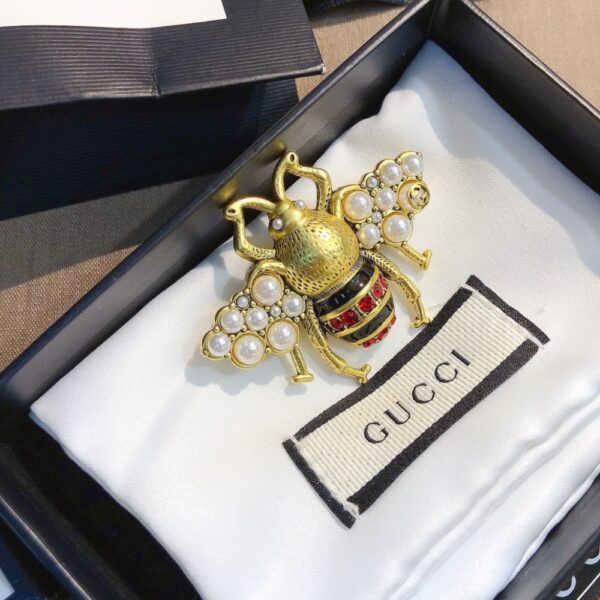 GUCCI GG BLACK AND RED BEE BROOCH GOLD WITH PEARL - Image 2