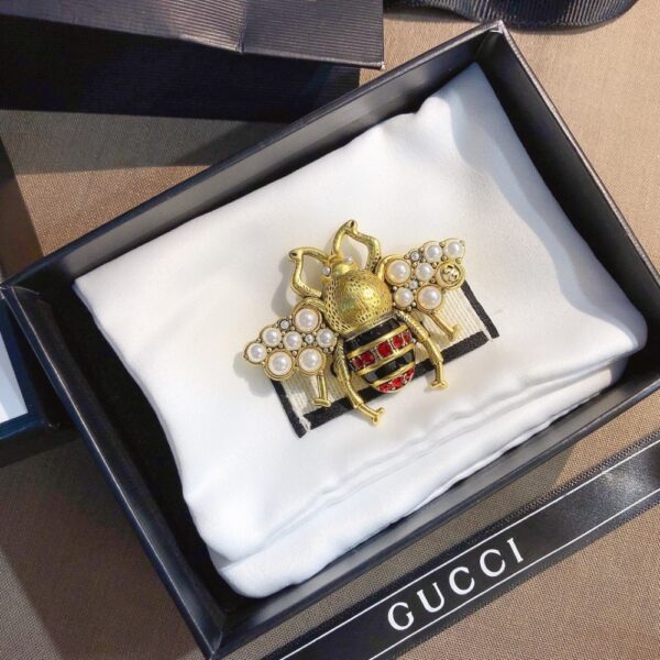 GUCCI GG BLACK AND RED BEE BROOCH GOLD WITH PEARL - Image 3
