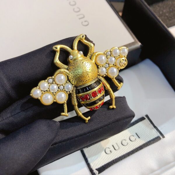 GUCCI GG BLACK AND RED BEE BROOCH GOLD WITH PEARL - Image 4