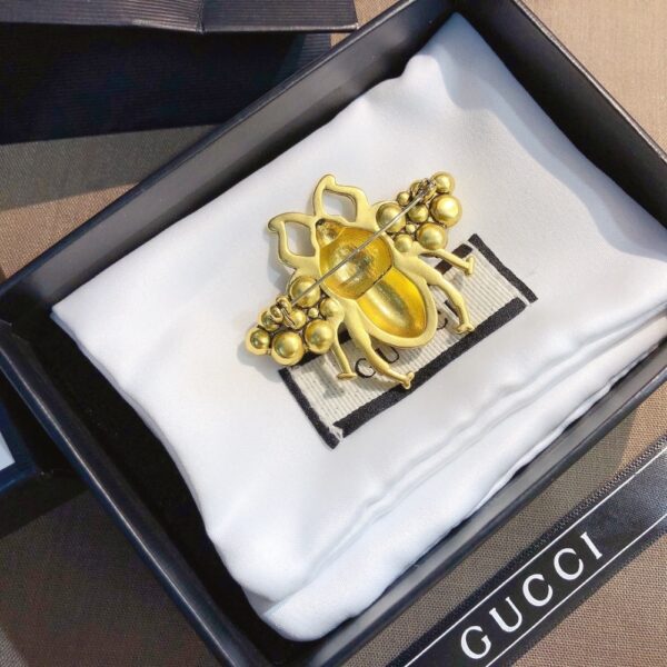 GUCCI GG BLACK AND RED BEE BROOCH GOLD WITH PEARL - Image 5
