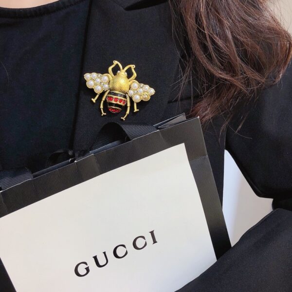 GUCCI GG BLACK AND RED BEE BROOCH GOLD WITH PEARL - Image 7
