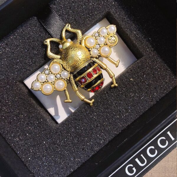 GUCCI GG BLACK AND RED BEE BROOCH GOLD WITH PEARL - Image 6