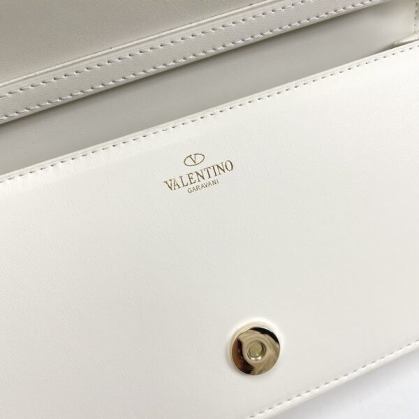 VALENTINO GARAVANI LOCÒ SHOULDER BAG IN IVORY 27CM - Image 6