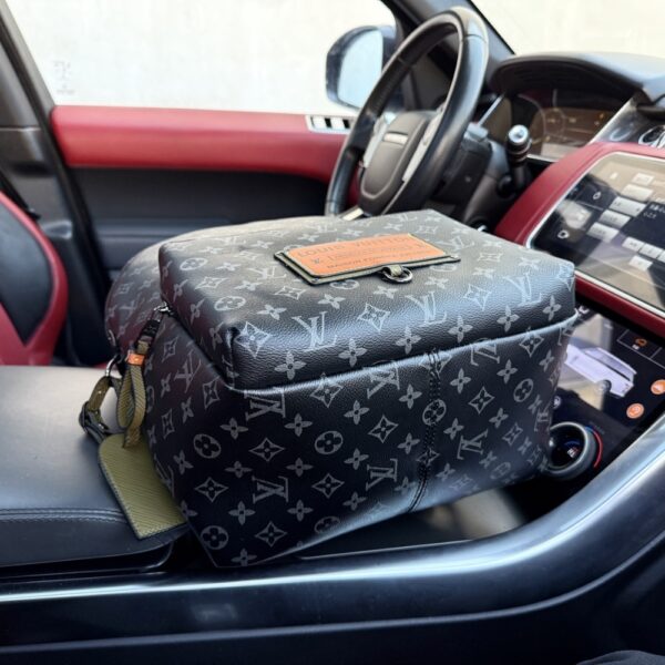 LOUIS VUITTON DISCOVERY BACKPACK MONOGRAM BLACK 37CM - Image 4