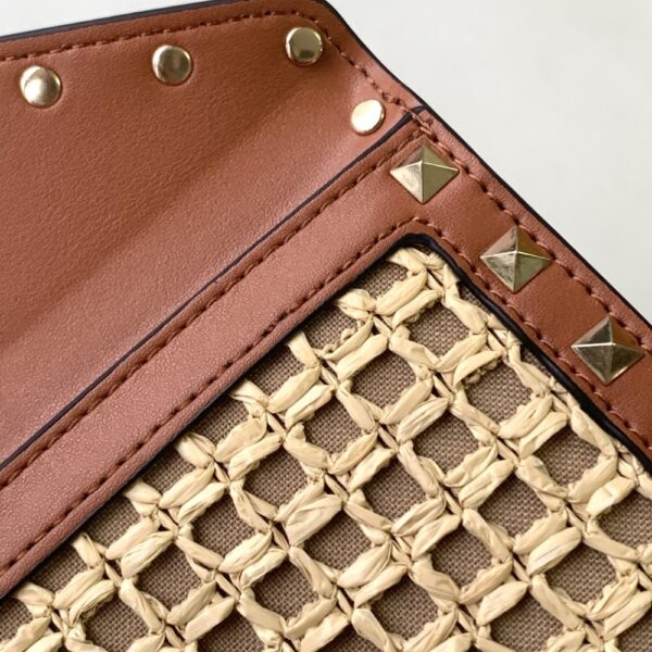 VALENTINO GARAVANI ROCKSTUD RAFFIA CLUTCH BAG IN BROWN 28CM - Image 4