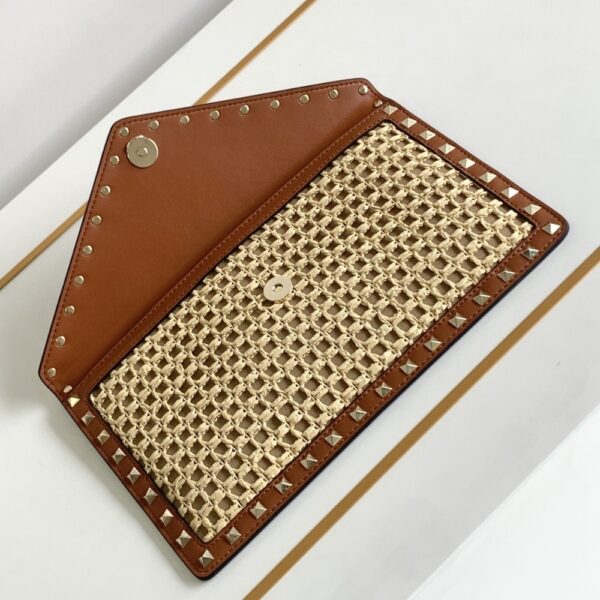 VALENTINO GARAVANI ROCKSTUD RAFFIA CLUTCH BAG IN BROWN 28CM - Image 6