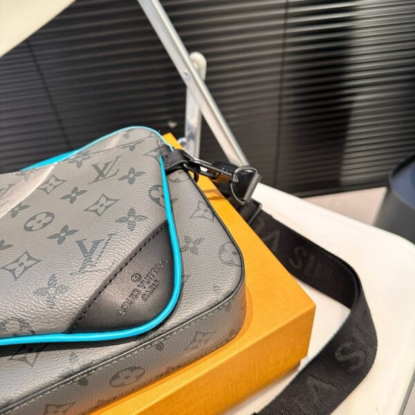 LOUIS VUITTON TRIO MESSENGER TURQUOISE 25CM M69443 - Image 6