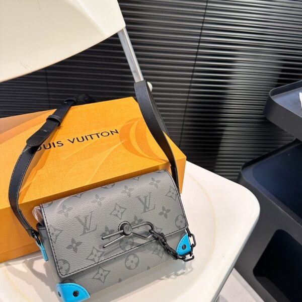 LOUIS VUITTON STEAMER WEARABLE WALLET TURQUOISE 17CM M11496 - Image 3