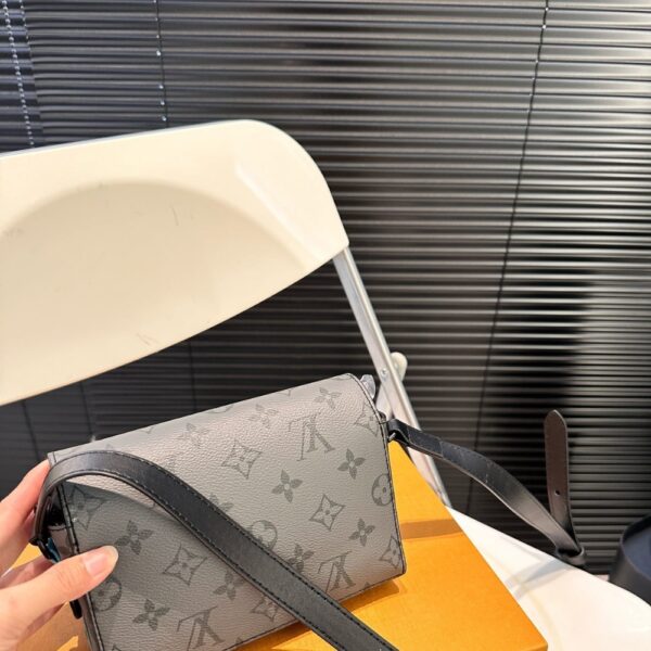LOUIS VUITTON STEAMER WEARABLE WALLET TURQUOISE 17CM M11496 - Image 9