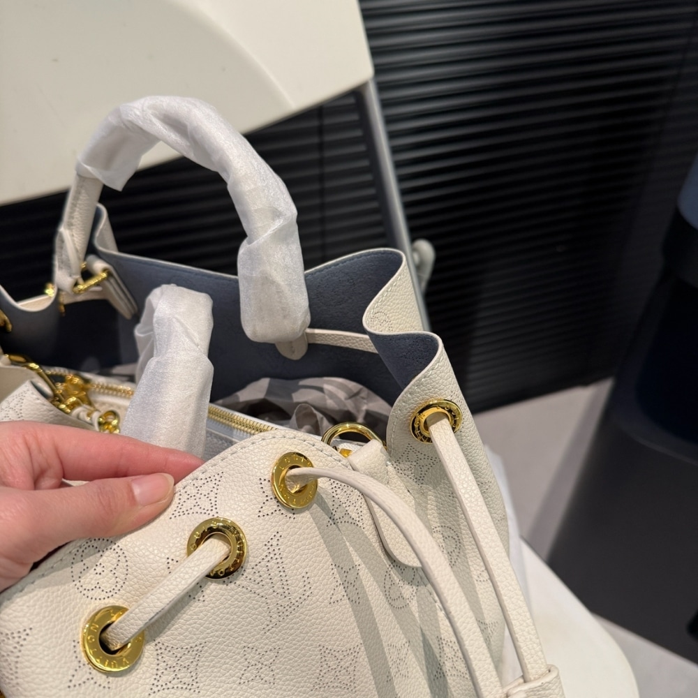 LOUIS VUITTON BELLA TOTE WHITE 33CM - Image 3