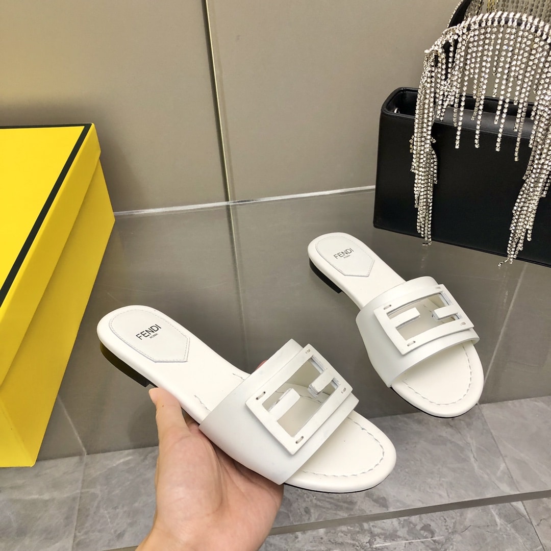 FENDI BAGUETTE WHITE LEATHER SLIDES - Image 9
