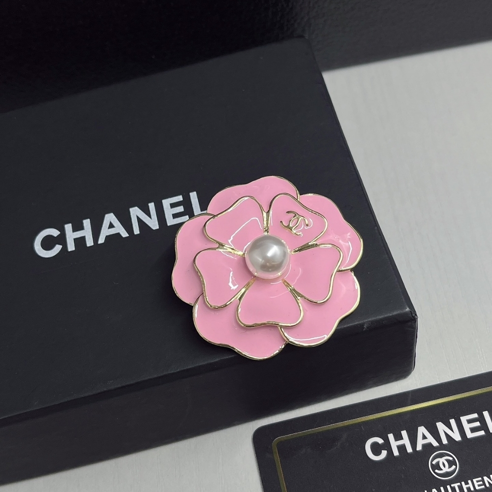 CHANEL BROOCH METAL AND RESIN GOLD WITH PINK PEARLY WHITE - Image 2