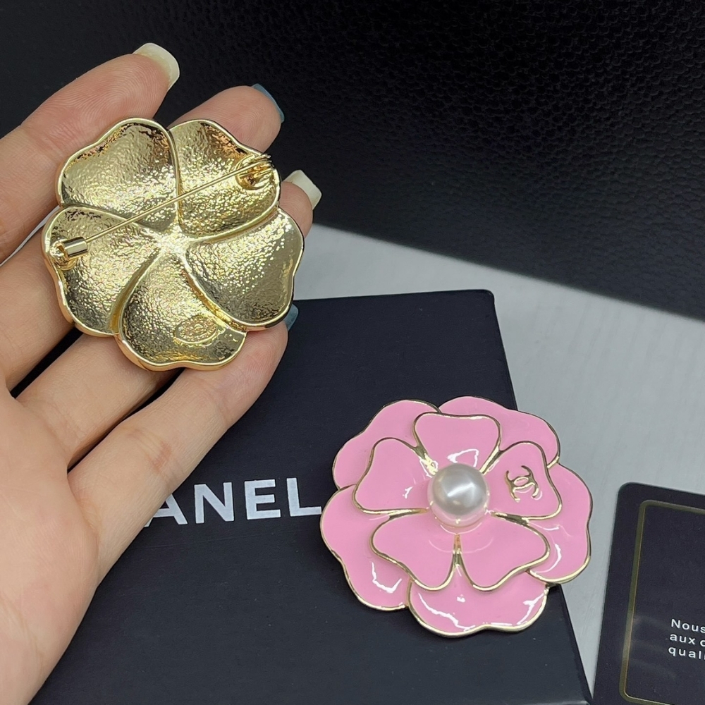 CHANEL BROOCH METAL AND RESIN GOLD WITH PINK PEARLY WHITE - Image 3