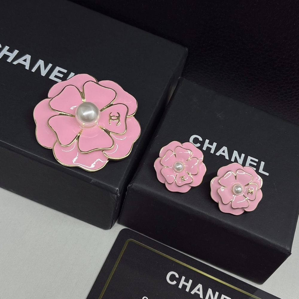 CHANEL BROOCH METAL AND RESIN GOLD WITH PINK PEARLY WHITE - Image 4