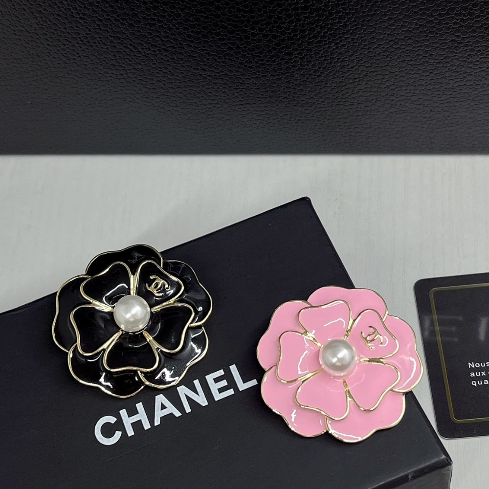 CHANEL BROOCH METAL AND RESIN GOLD WITH PINK PEARLY WHITE - Image 5