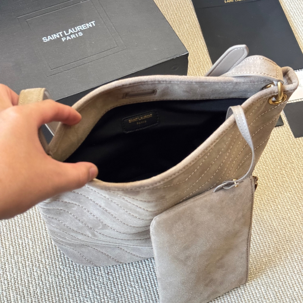 SAINT LAURENT NIKI SUPPLE BUCKET IN SUEDE GRAY 40CM - Image 9
