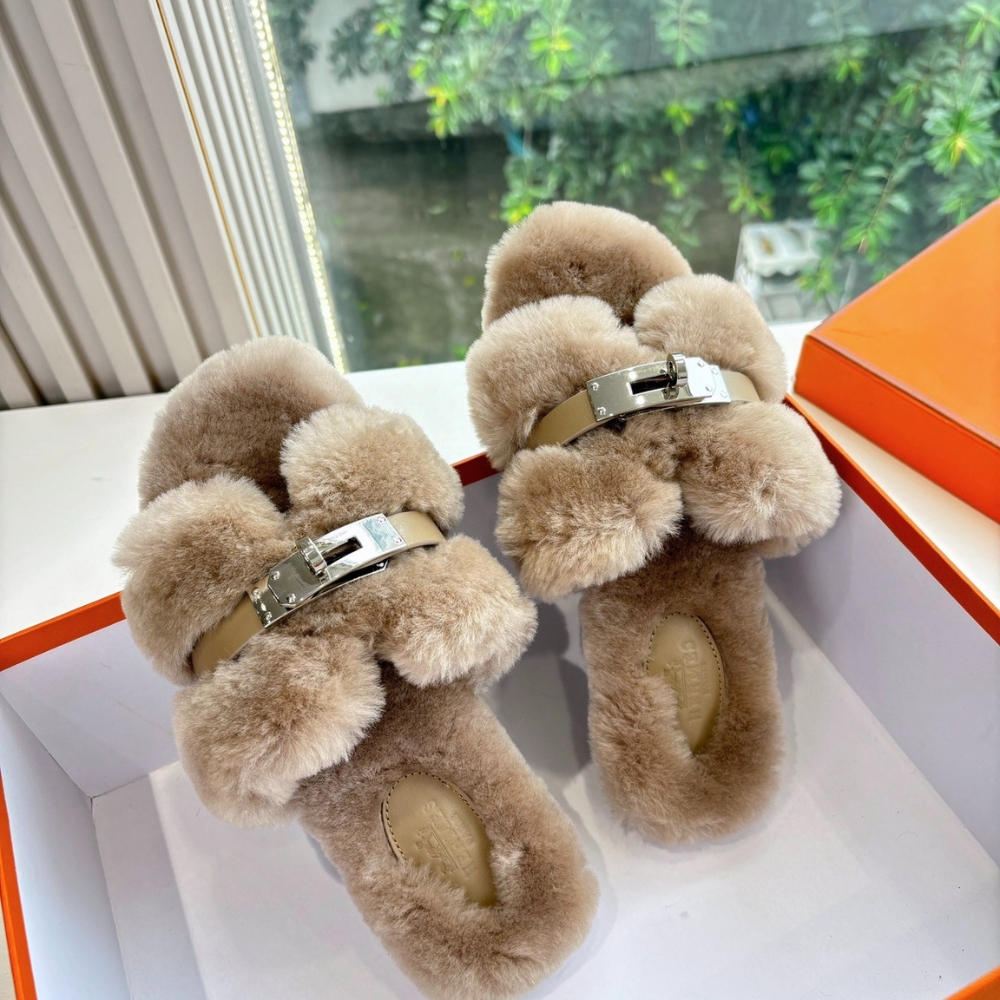 HERMES SHEARLING FUR ORAN SILVER BUCKLE SANDAL BEIGE - Image 4
