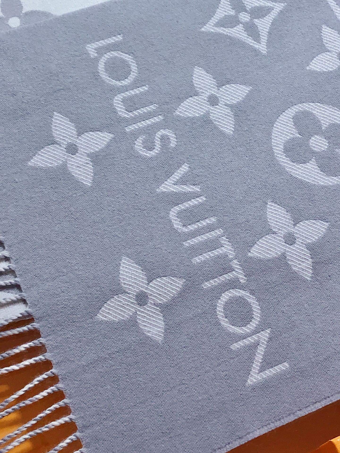 LOUIS VUITTON LV MONOGRAM ESSENTIAL SCARF LIGHT GREY M77727 - Image 5
