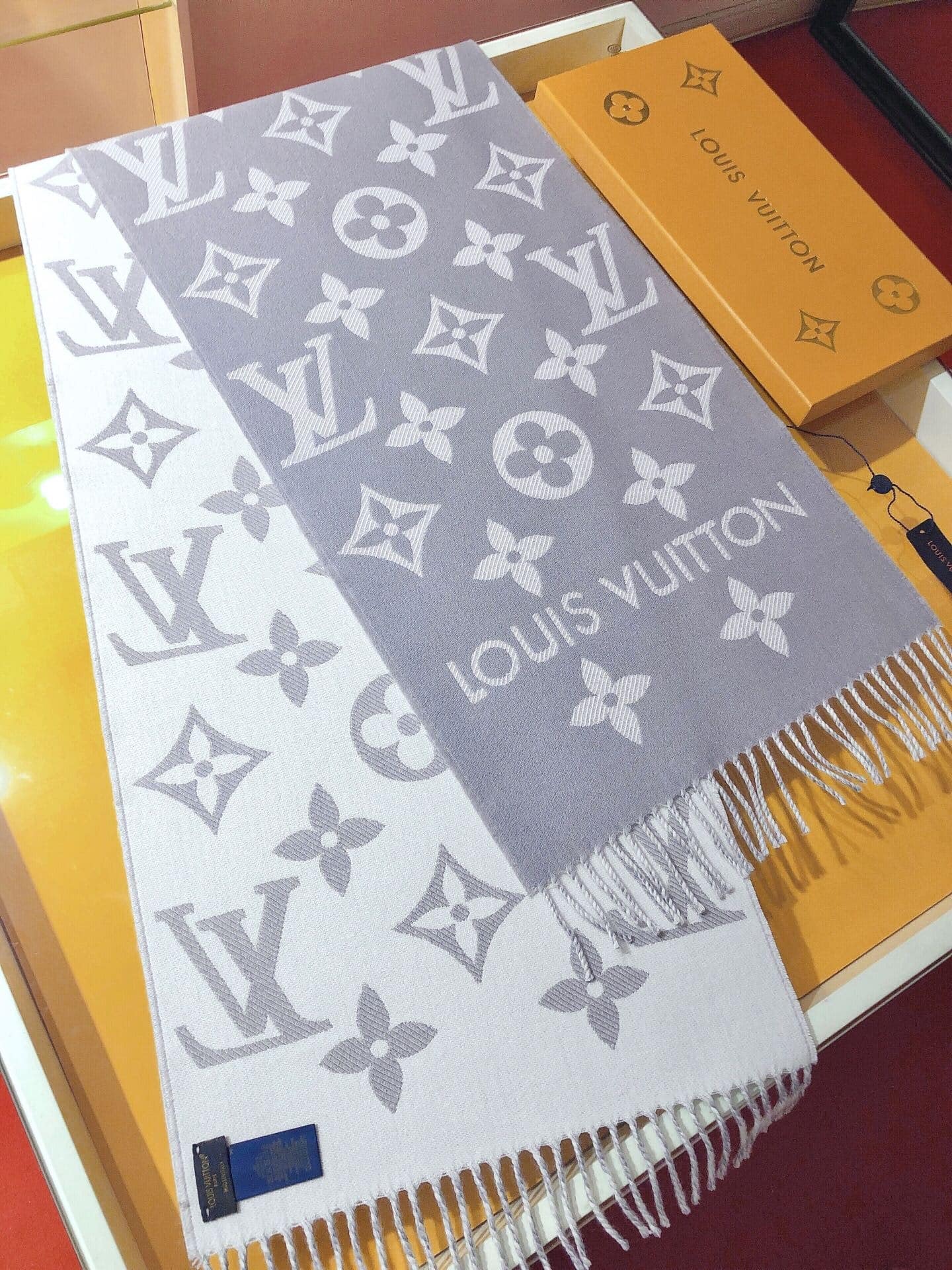 LOUIS VUITTON LV MONOGRAM ESSENTIAL SCARF LIGHT GREY M77727 - Image 3
