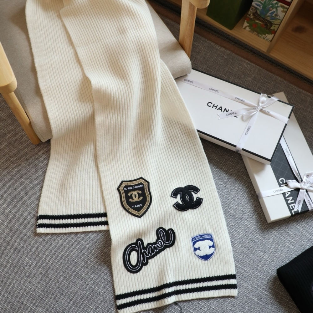CHANEL 24B CASHMERE KNITTED BADGE SCARF WHITE 180CM - Image 3