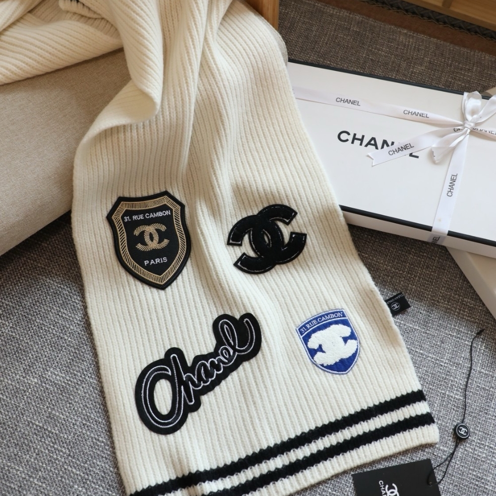 CHANEL 24B CASHMERE KNITTED BADGE SCARF WHITE 180CM - Image 4