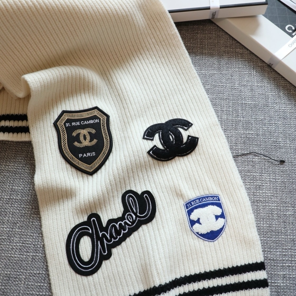 CHANEL 24B CASHMERE KNITTED BADGE SCARF WHITE 180CM - Image 5