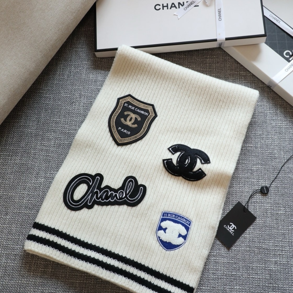 CHANEL 24B CASHMERE KNITTED BADGE SCARF WHITE 180CM - Image 6