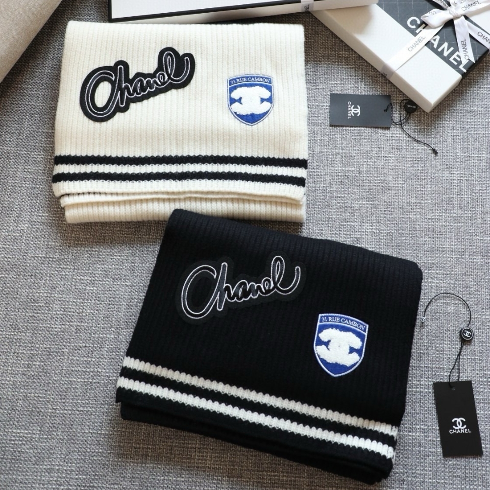 CHANEL 24B CASHMERE KNITTED BADGE SCARF WHITE 180CM - Image 7