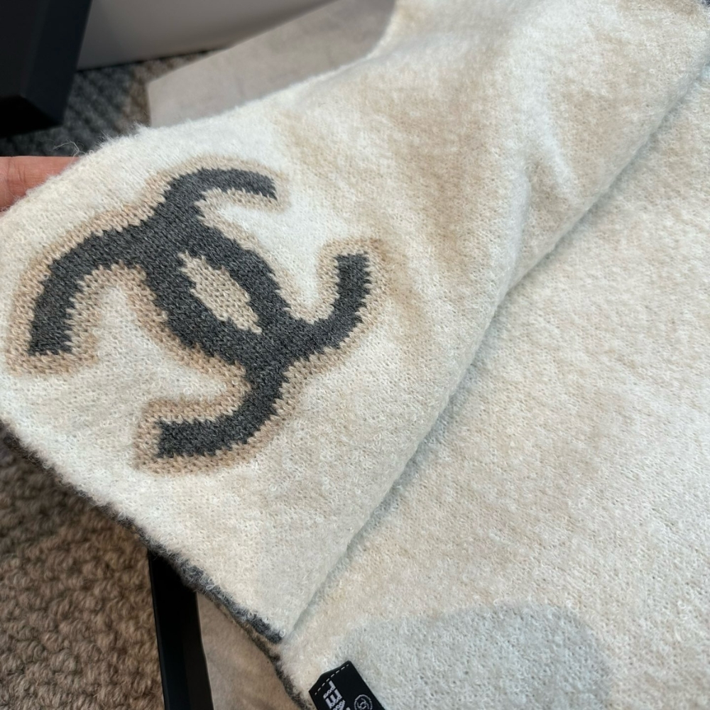CHANEL SCARF INTERLOCKING CC LOGO GRAY AND WHITE 180CM - Image 9