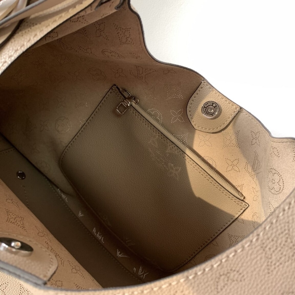 Louis Vuitton Carmel Mahina Leather Galet Grey 40cm M21775 - Image 3