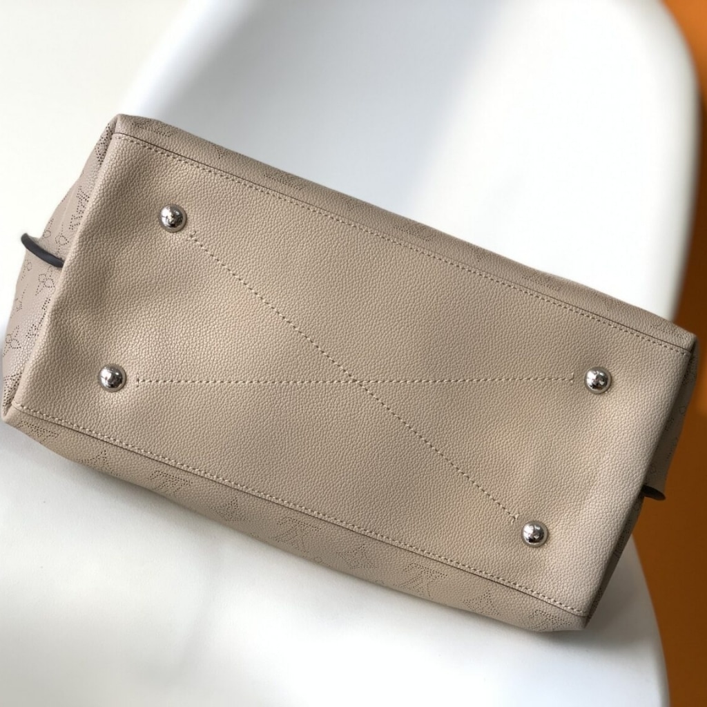 Louis Vuitton Carmel Mahina Leather Galet Grey 40cm M21775 - Image 4