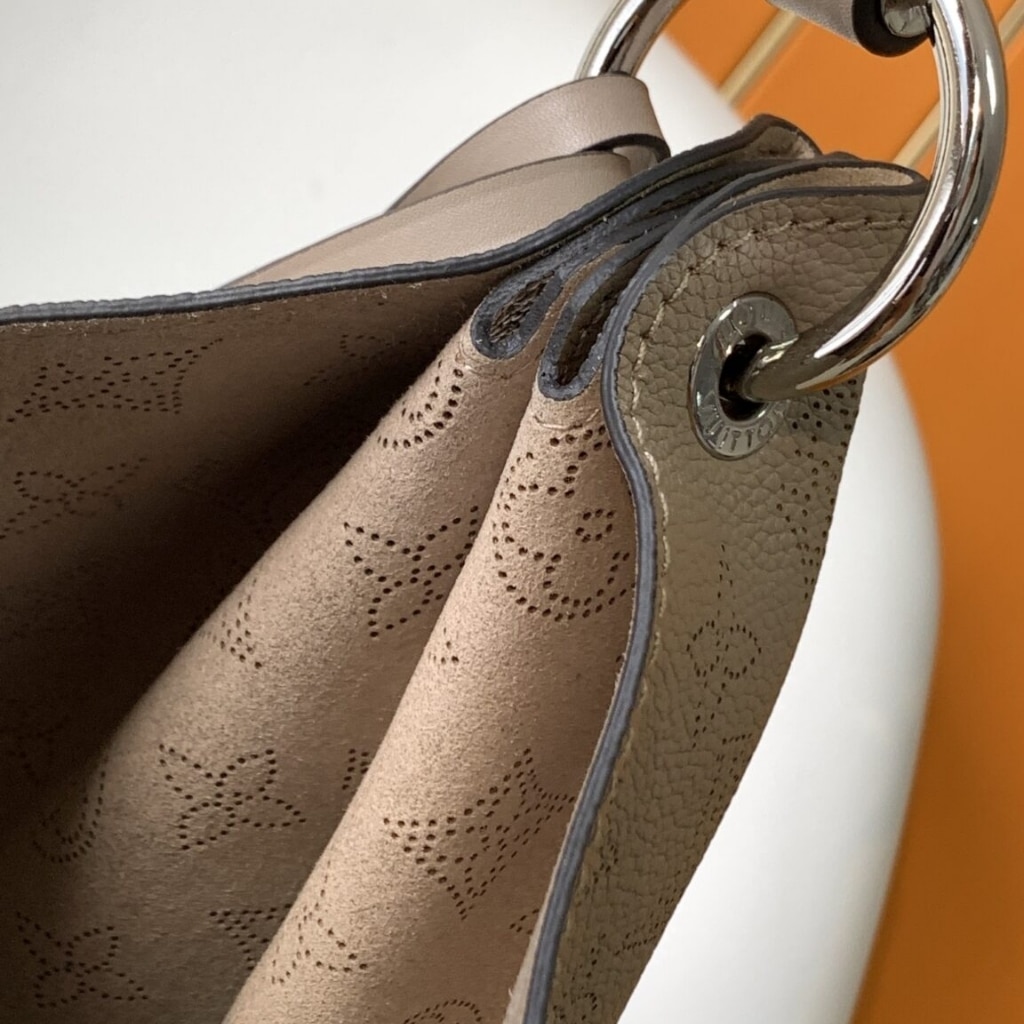 Louis Vuitton Carmel Mahina Leather Galet Grey 40cm M21775 - Image 5