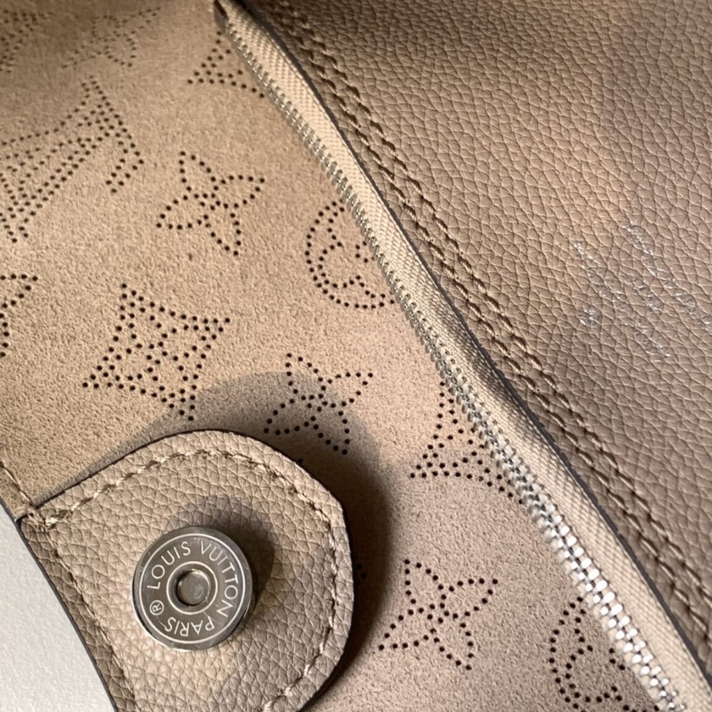 Louis Vuitton Carmel Mahina Leather Galet Grey 40cm M21775 - Image 6