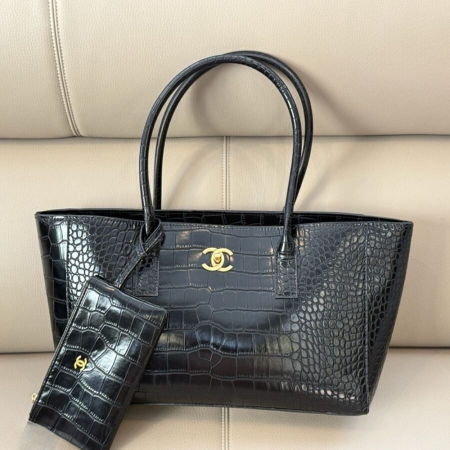 Alternative view of Chanel Executive Cerf Tote Black 35Cm