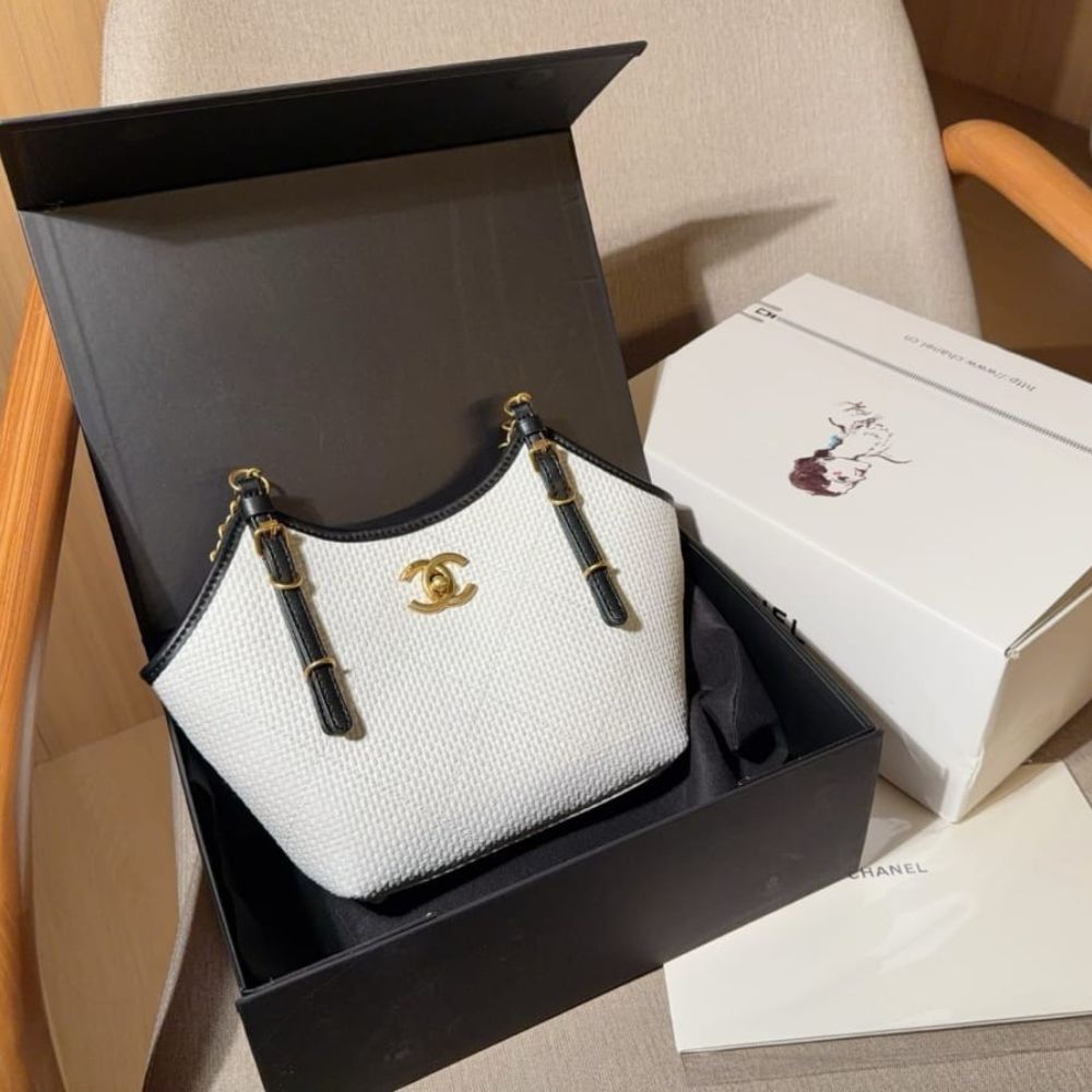 Chanel Small Shopping Bag Braided Raffia White And Black 18Cm - Image 2